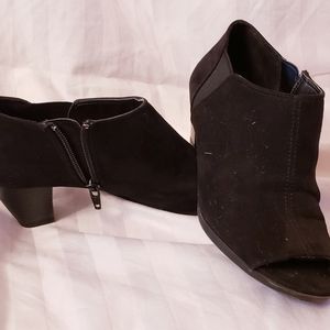 6.5 Abella black booties with peep toe